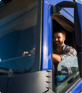 Homem dirigindo um caminhão